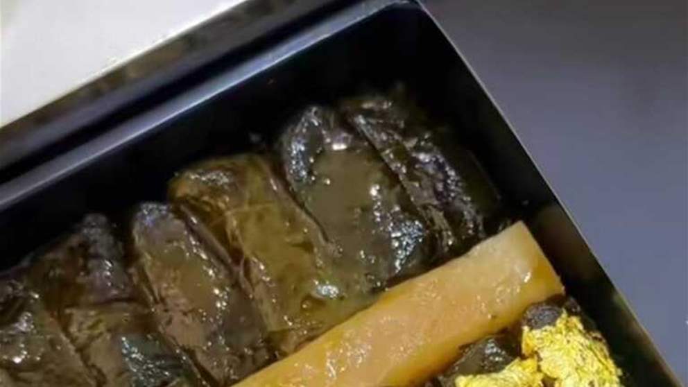 "ورق عنب مطلي بالذهب".. بالفيديو - مطعم يقدم وجبة طعام بسعر خيالي ؟!