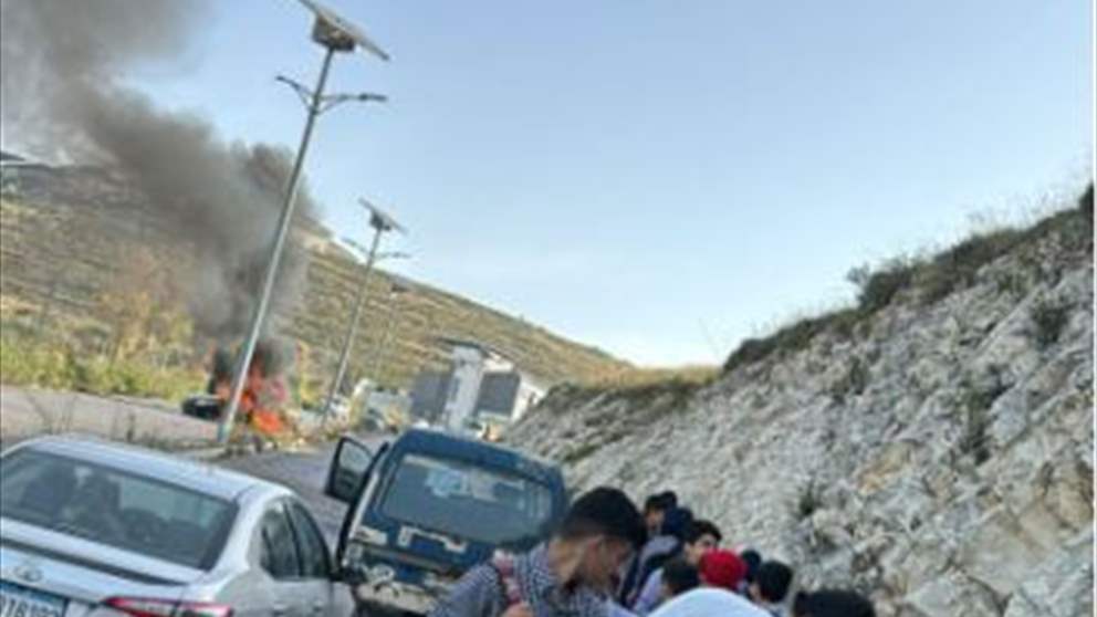 بالصور - اصابة عدد من التلامذة جراء الغارة التي استهدفت سيارة على طريق كفردجال -النبطية