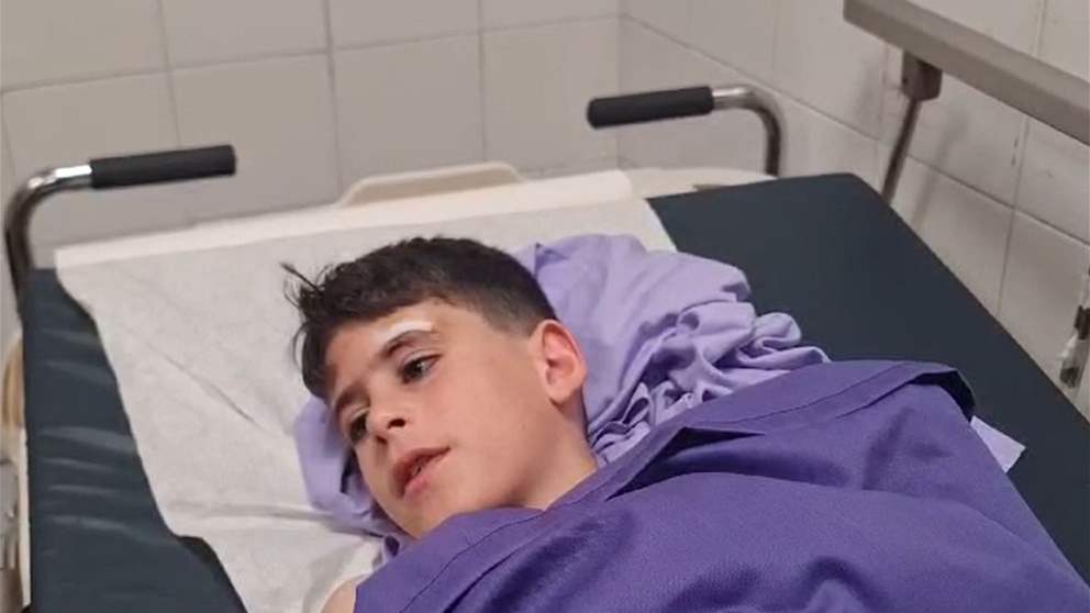 بالفيديو - ردة فعل احد الاطفال الجرحى عقب الغارة الاسرائيلية على طريق كفردجال- النبطية: نحن ما بنخاف من اسرائيل