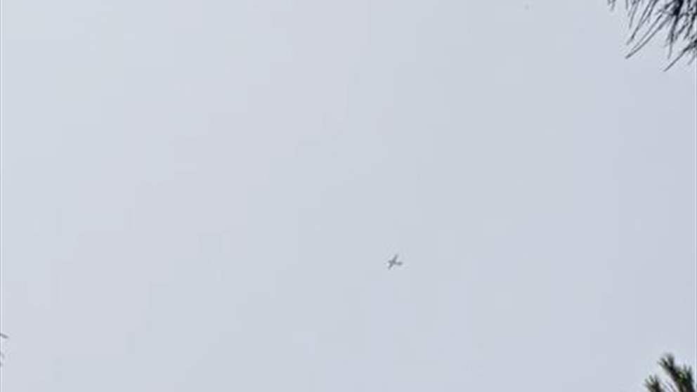 فيديو - شوهدت بالعين المجردة.. الطيران المسيّر "الإسرائيلي" يحلّق فوق بلدة سعدنايل البقاعية 