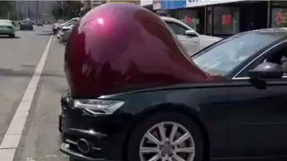 وثقت مقاطع فيديو انتشرت على وسائل التواصل الاجتماعي الصينية ظاهرة غريبة أثارت
قلق مالكي السيارات، حيث ظهرت انتفاخات تشبه البالونات على هياكل السيارات
