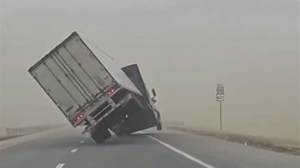 بالفيديو: بفعل الرياح.. شاحنة تطايرت!  
