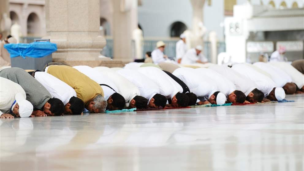 بالفيديو: صلاة "التراويح".. بطرفة عين!! 