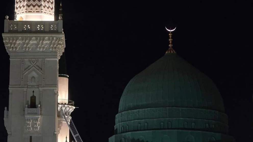 بـ لقطة نادرة.. هلال رمضان يلفت الأنظار! 