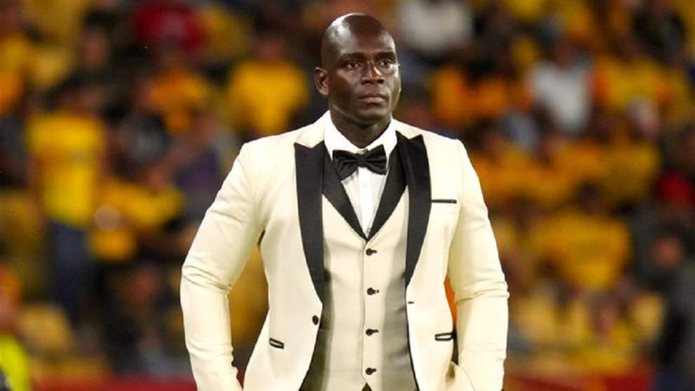 فيديو - لم يسبق لمدرب أن ارتدى ملابس كهذه