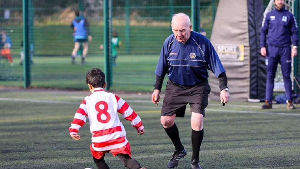 أكبر حكم كرة قدم في بريطانيا عمره ٩٢ وأمامه موسمين إضافيين  !!