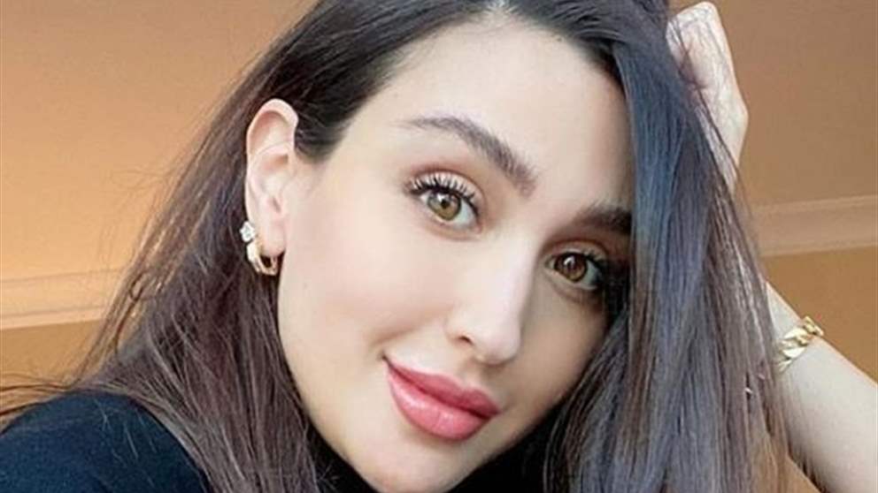 لقطات رومانسية تجمع جيسي عبدو مع زوجها في بريطانيا 