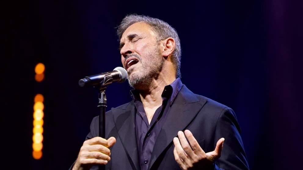 اول ظهور لـ كاظم الساهر بعد شائعة وفاته.. ظهر بلقطة عفوية مع ابنه داخل السيارة