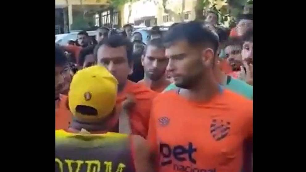 فيديو - جماهير تقتحم مركز التدريب وتعتدي على اللاعبين