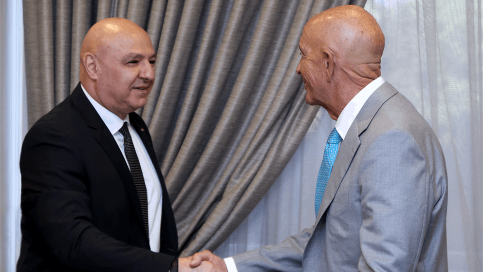 الرئيس عون يسلّم باراك مذكرة الالتزامات اللبنانية