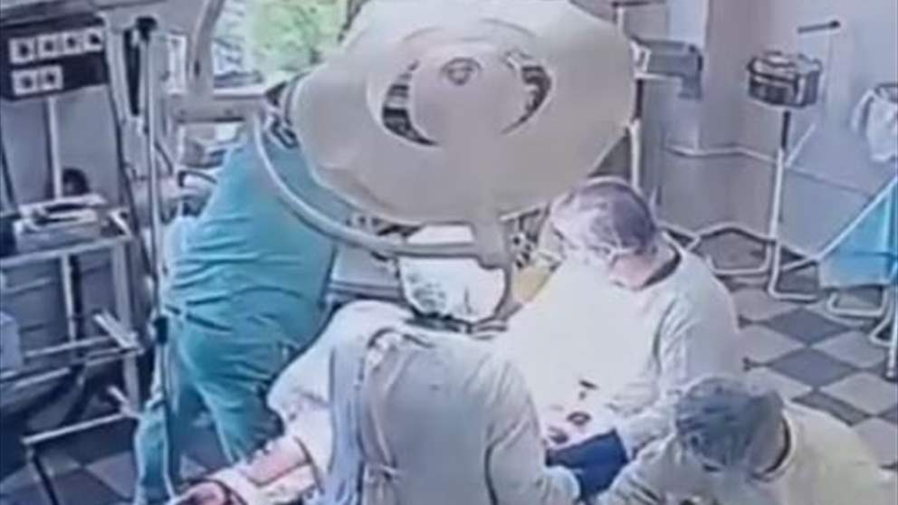 روسيا.. أطباء يواصلون عملية جراحية رغم وقوع الزلزال (فيديو) 