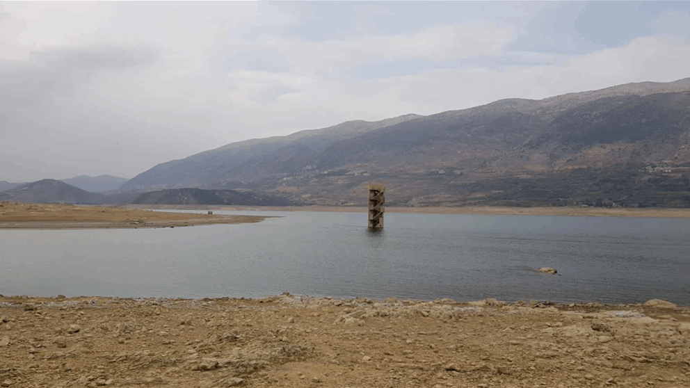 ظهور مبنى وسط بحيرة القرعون.. إنه الجفاف! (شاهد الصور)