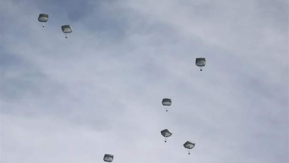 طائرات تلقي حزم مساعدات فوق غزة (فيديو) 