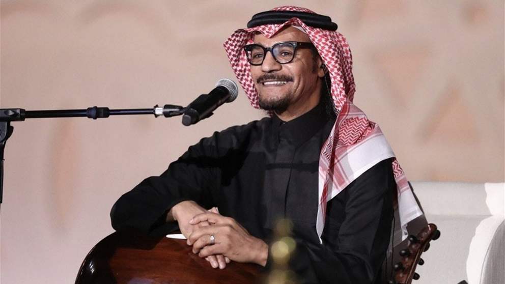 الفنان السعودي رابح صقر يتعرض لوعكة صحية على المسرح ويوقف الحفل