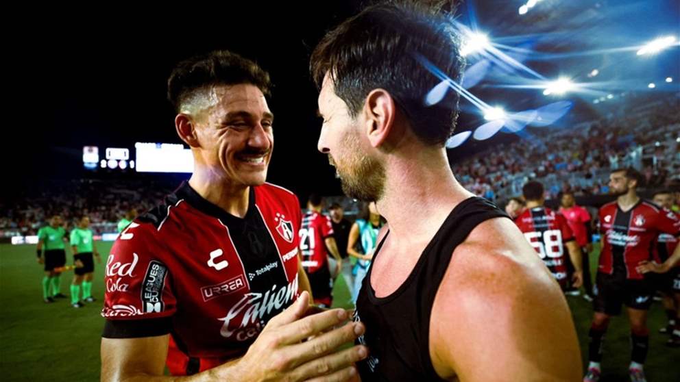 فيديو - مصالحة أنيقة بين ميسي وكوكارو .. إنه الأفضل في التاريخ