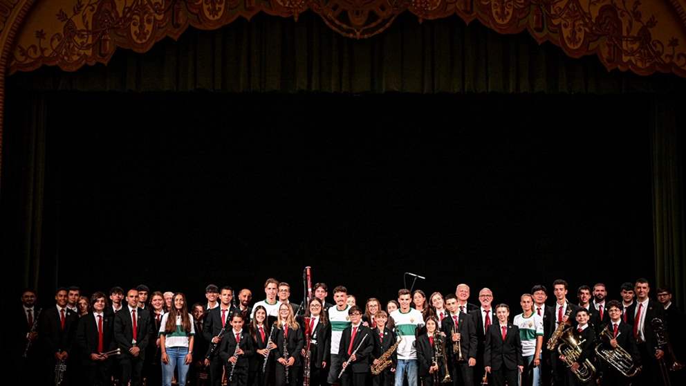 فيديو - فرقة موسيقية وأنغام كلاسيكية تقدم قميص الفريق 