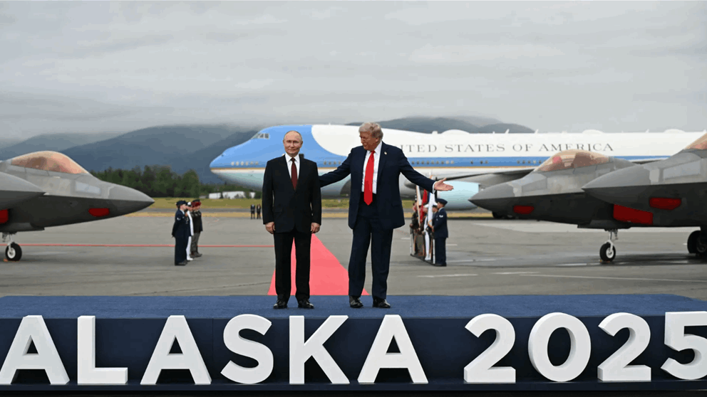 في ألاسكا.. طائرة "الشبح" تلقي التحية على بوتين! (فيديو)