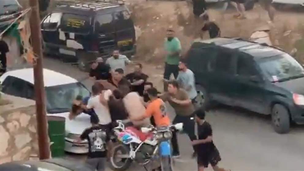 فيديو - تعرّض الحكم الدولي علي رضا لهجوم همجي بعد مباراة ودية