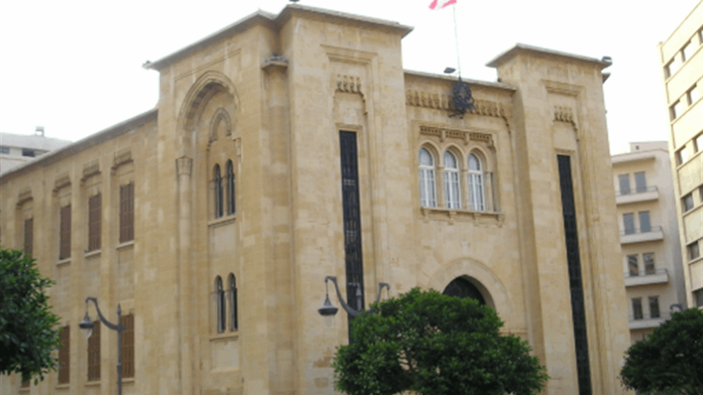 "قرار الحكومة اللبنانية استسلام".. تعليق لنائب "حزب الله"!