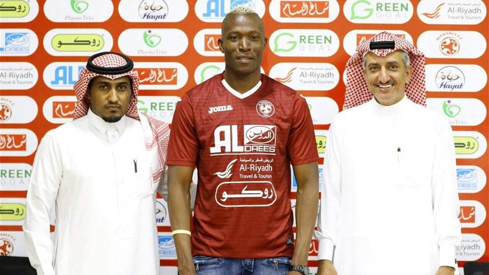 وفاة المهاجم الدولي السابق عن 40 عاما