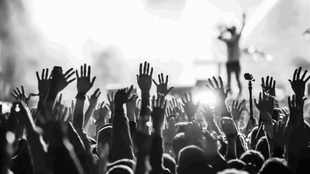 رفع علم الحزب و هتف" هيا حزب الله" مغني يمثل أمام المحكمة 