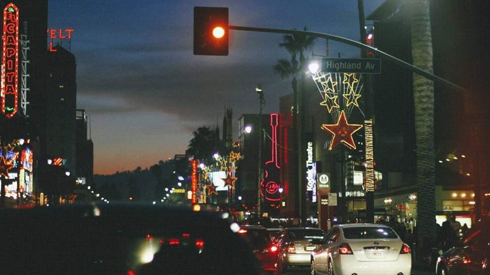  شرطة لوس أنجلوس تعتقل نجماً تعـ ـرى في الشارع!