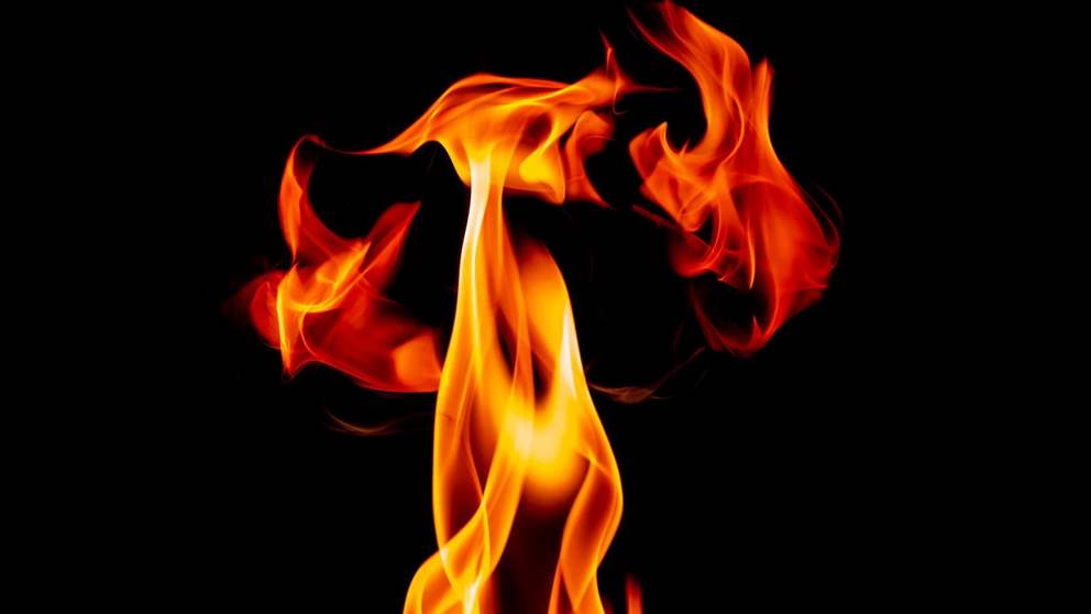 حريق مفاجئ في مبنى وزير لبناني مساءً! (فيديو) 