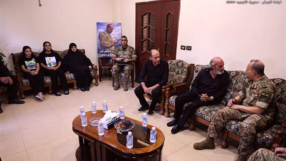 قائد الجيش قدم التعازي بشهيدين في الجنوب