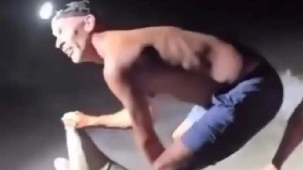 فيديو - هجوم قرش على صياد أثناء محاولة التقاط صورة معه