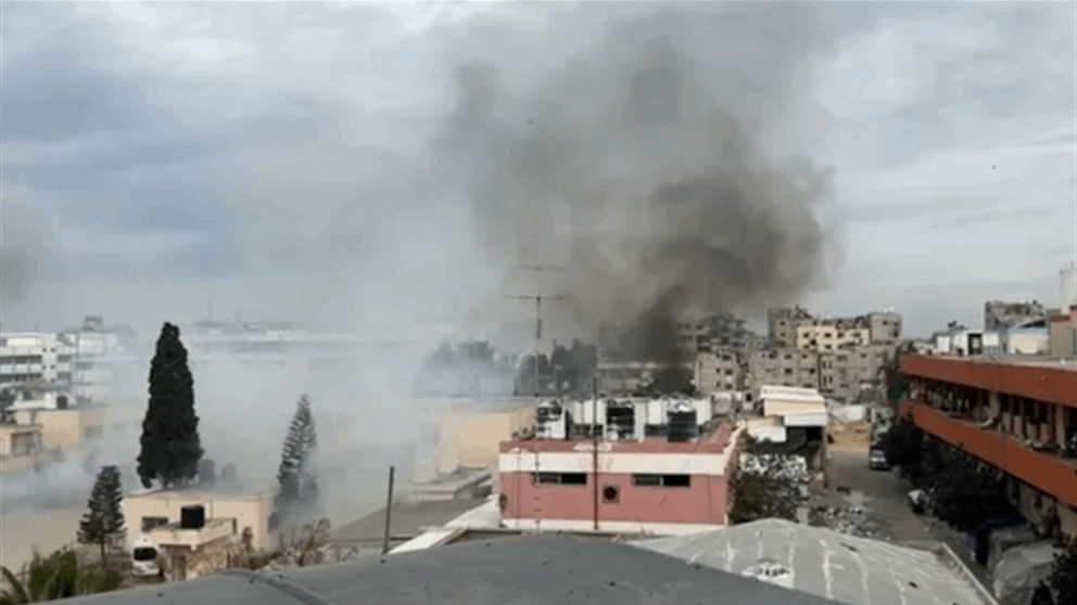 لحظة استهداف الصحفيين والدفاع المدني في مجمع ناصر الطبي (فيديو) 