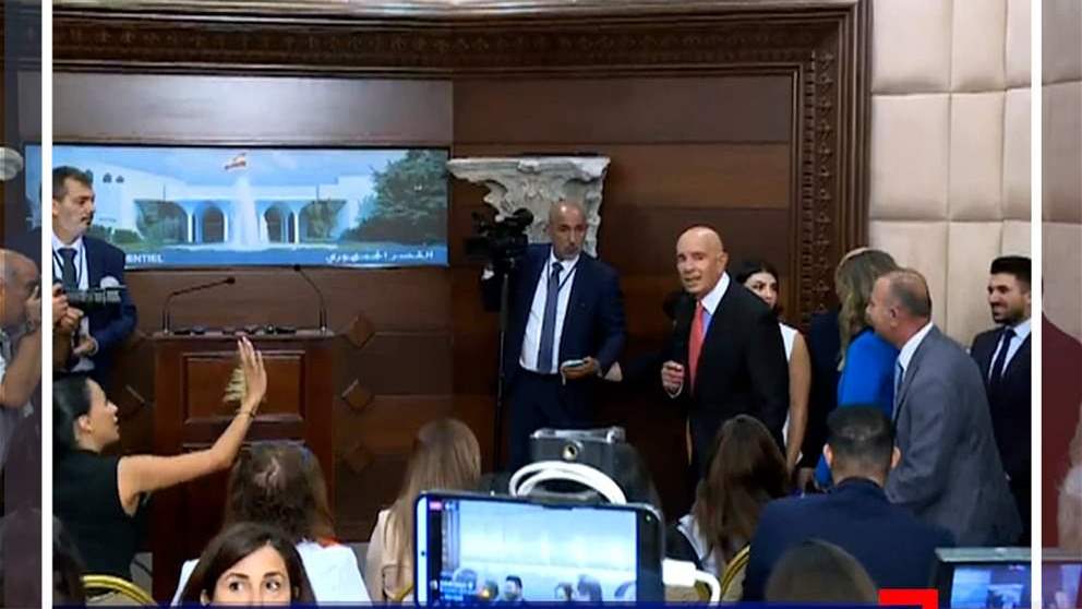 "اهدأوا..وإلا".. باراك منزعج من الصحافيين