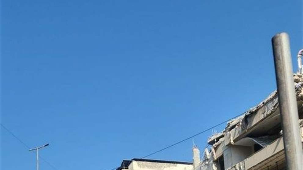 سقوط سور حديدي تابع لأحد الأبنية التي يجري ترميمها  على السيارات والمارة عند السفارة الكويتية