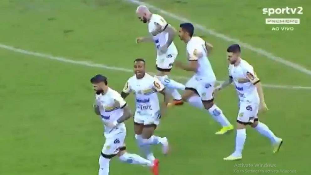 فيديو - فريق يُسجّل هدفاً دون أن يلمس الكرة مُطلقاً !!