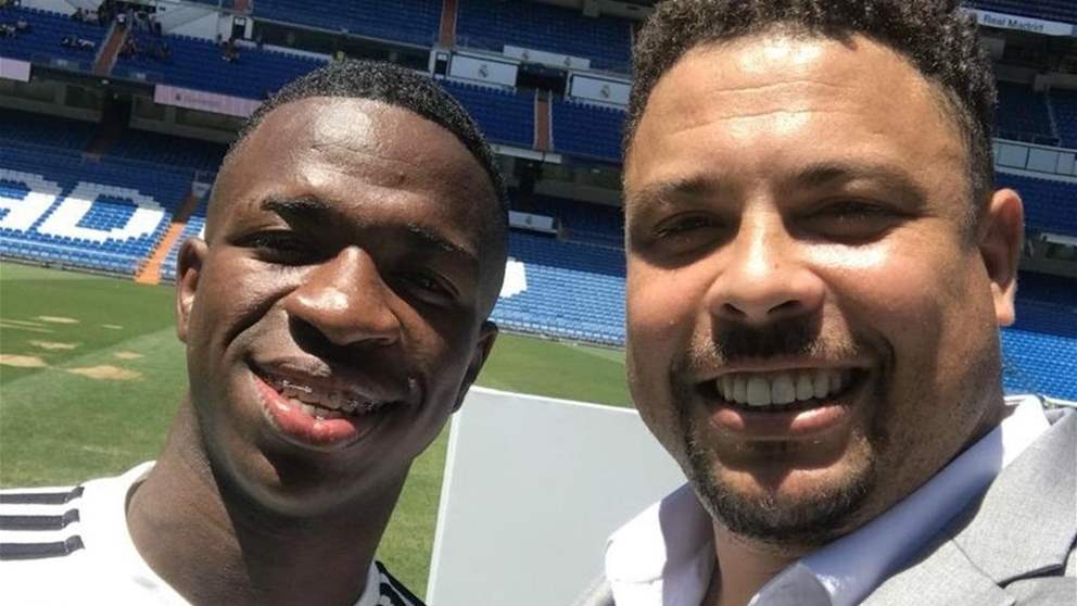 فيديو - رونالدو نازاريو يفاجئ فينيسيوس جونيور في منزله