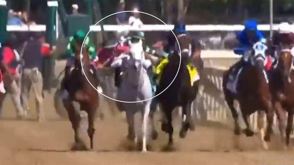 فيديو - لحظة مثيرة: سائس يحاول الصعود على حصان منافس 