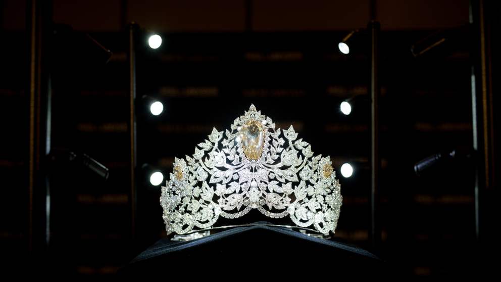 ملكة جمال لبنان تعلن الأمومة بصورة مؤثرة مع زوجها