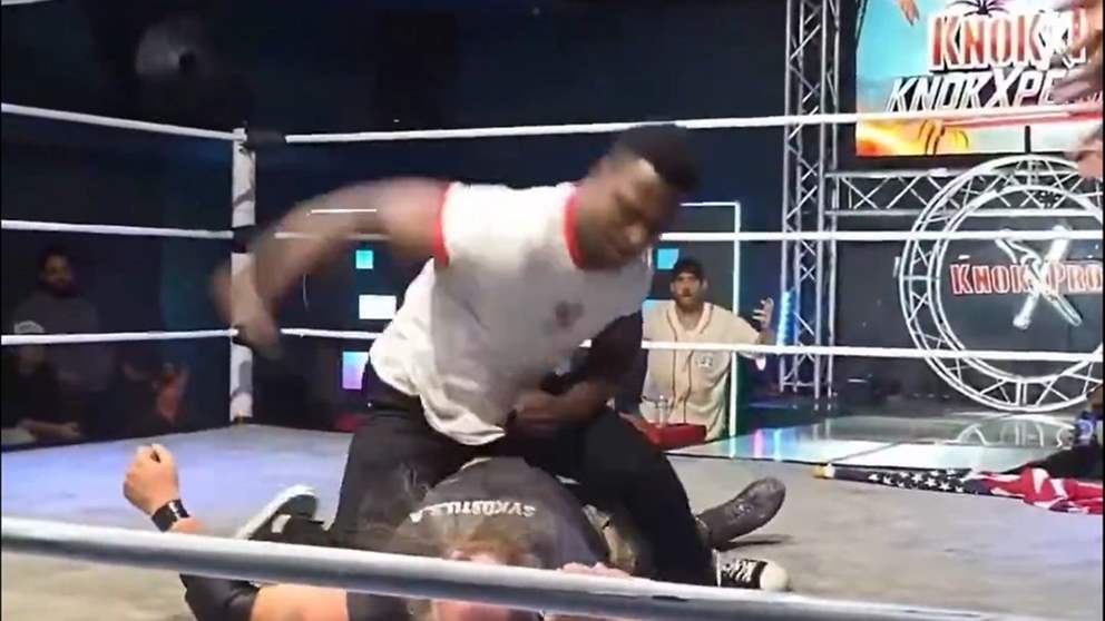 فيديو – اقتحم الحلبة معتدياً تاركاً المقاتل فاقداً للوعي