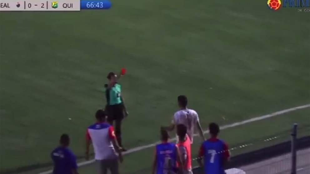 فيديو - شاهدوا كيف اعتدى اللاعب على الحكمة وصفعها