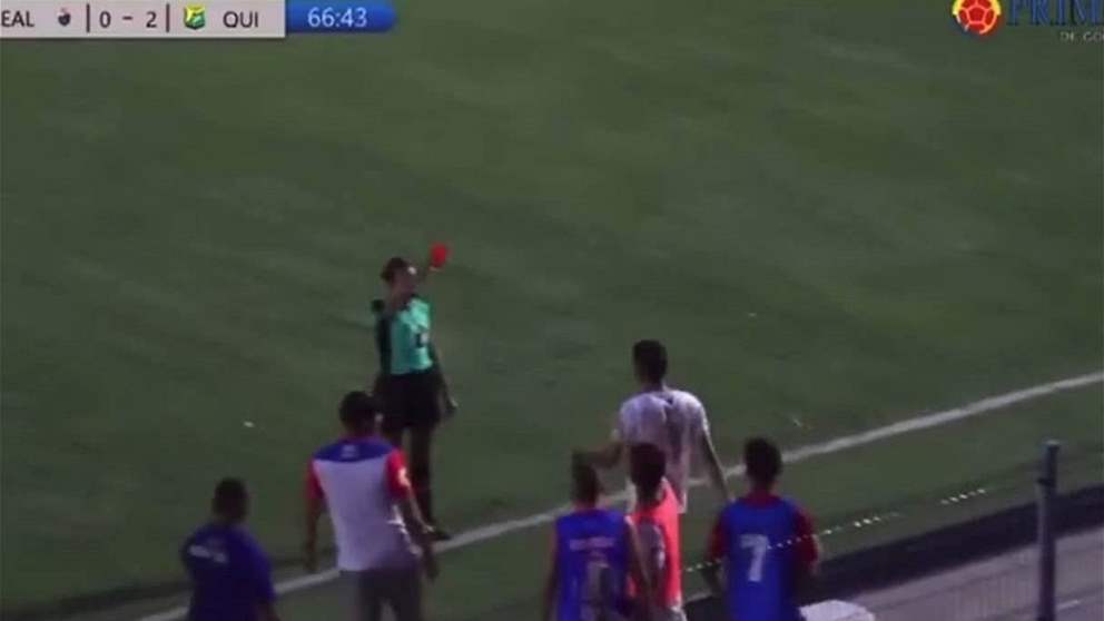 فيديو - ناد كولومبي يطرد لاعبه لاعتدائه على حكمة