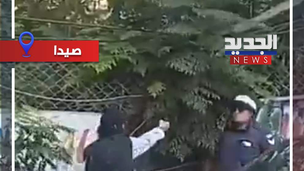 شاب يهدد شرطي بالسلاح (فيديو) 