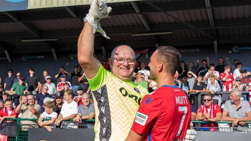 نادٍ يتعاقد مع مشجعه البالغ 54 عاماً لحراسة مرماه