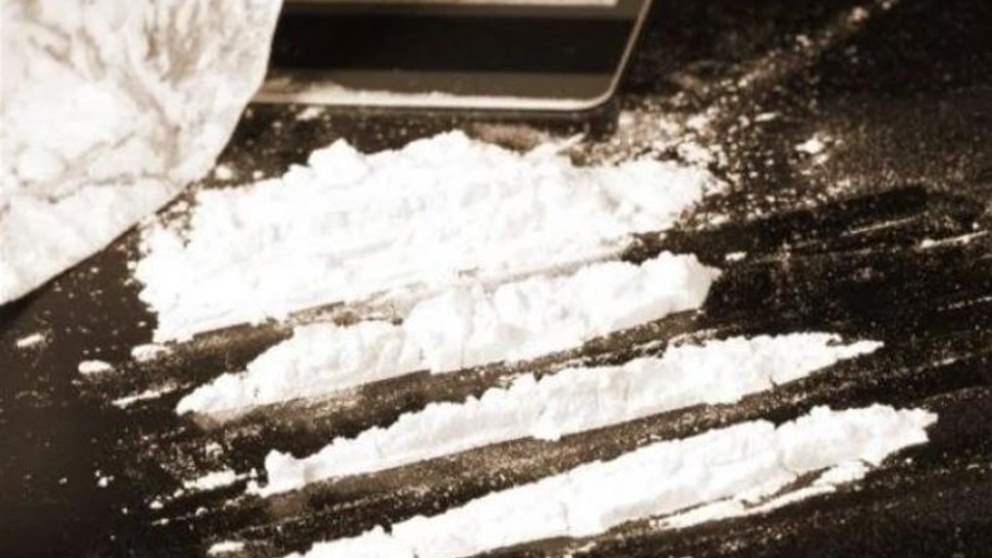 يهرّب المخدّرات بعد ابتلاعها.. وقوى الأمن توقفه في المطار