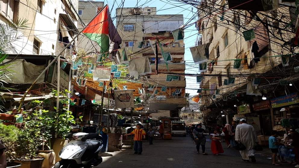 الجيش يتسلم دفعة من السلاح الفلسطيني من مخيم البداوي