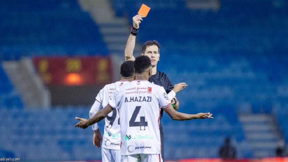 فيديو - لاعب سعودي يتسبب بهدفين وينال بطاقة حمراء