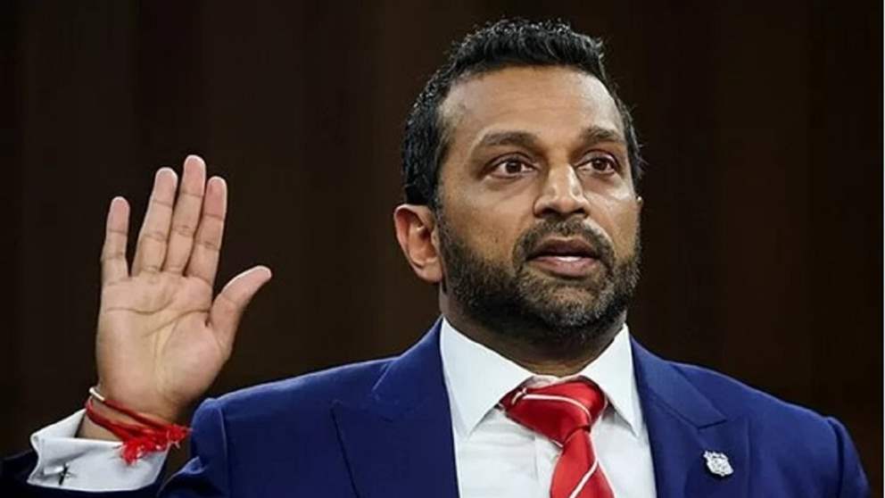 مدير الـFBI يفاجئ الجميع بشعار ليفربول في مجلس الشيوخ