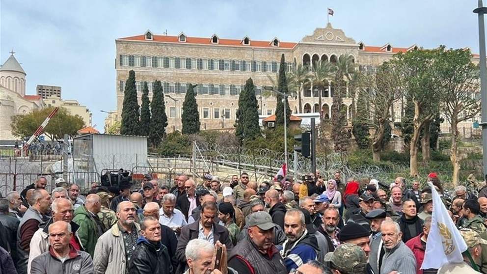 العسكريون المتقاعدون يواصلون احتجاجاتهم