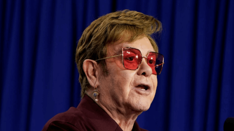 إلتون جون يفاجئ جمهوره بتحويل ركبتيه إلى مجوهرات فريدة!