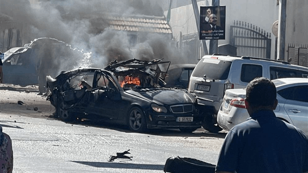 بالفيديو.. إستهداف سيارة قرب مستشفى في بنت جبيل 