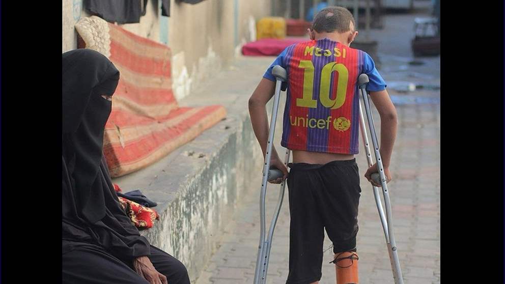 صورة ولد من غزة بقميص ميسي تهزّ العالم .. وبرشلونة