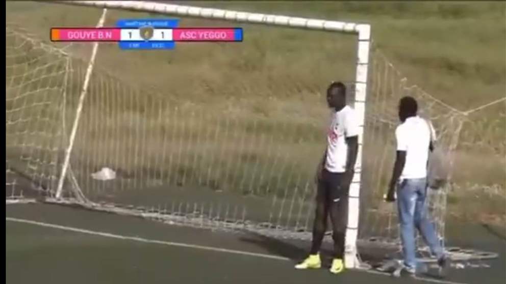 فيديو - حارس يترك المرمى احتجاجاً والتبديلات اُستنفذت !!